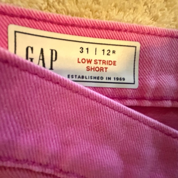 NWT Gap bright pink shorts, Size 31/12R Low Stride, self hem - Picture 3 of 5